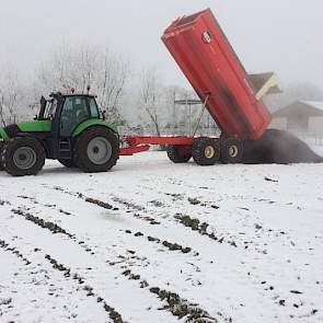 Ook Jurgen Siebring uit Erica rijdt compost uit. ‘Voor een gezonde bodem.’