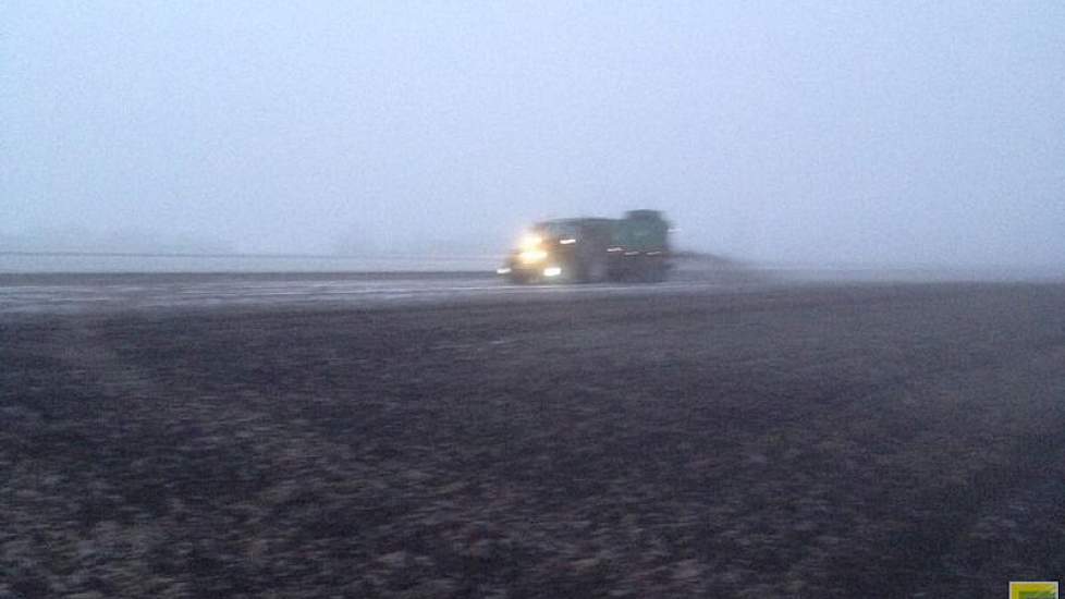 Stefan Hoekstra rijdt compost uit over witlofland. ‘Binnenkort de ploeg er in.’