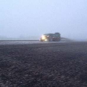 Stefan Hoekstra rijdt compost uit over witlofland. ‘Binnenkort de ploeg er in.’