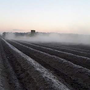 Rob Luysterburg uit Heerle strooit compost over de asperges. ‘Gaat werkelijk prachtig met de vorst.’