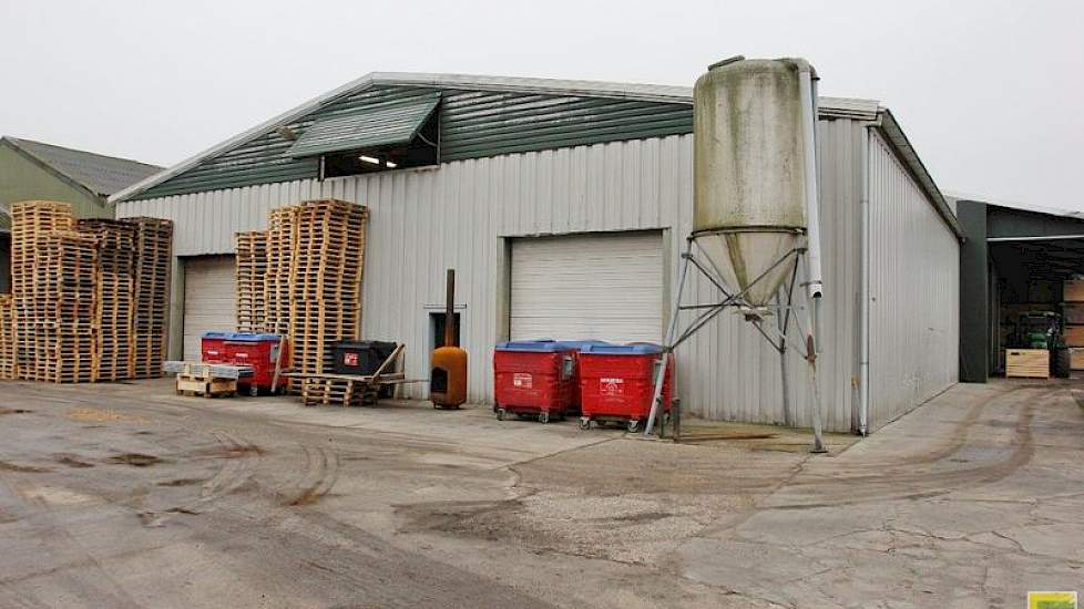 Berkepies heeft vier schuren aan elkaar gebouwd. In de linker schuur (achter de pallets), uit 1994, staat de sorteerinstallatie, de witte (bouwjaar 1990) is de bewaarschuur. Het pluimveebedrijf is afgezonderd van het akkerbouwbedrijf. Uitbraken van vogelg