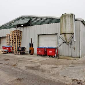 Berkepies heeft vier schuren aan elkaar gebouwd. In de linker schuur (achter de pallets), uit 1994, staat de sorteerinstallatie, de witte (bouwjaar 1990) is de bewaarschuur. Het pluimveebedrijf is afgezonderd van het akkerbouwbedrijf. Uitbraken van vogelg