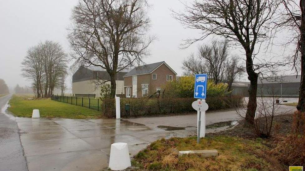 De boerderij van Bovee is in de loop der jaren flink uitgebouwd. Op het erf staat een werktuigenschuur uit 1994, vier jaar later verscheen er een schuur voor de bewaring van consumptieaardappelen (rechts op de foto). De bewaarschuur is in 2011 gebouwd.