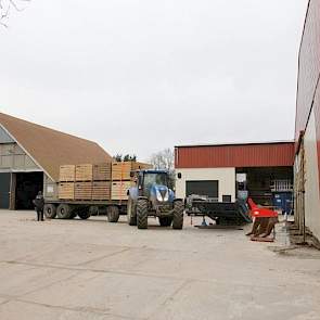 Vos sorteert ook aardappelen voor derden. Een collega teler haalt zijn kisten op. Ook de oude schokbetonschuur staat nog het erf, deze dient vooral als machineberging en kantine.