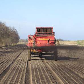 Hij heeft de compoststrooier zelf ontworpen: de machine rijdt op een bredere as met smallere banden, waarmee hij precies over twee bedden kan strooien. De bedden hebben een breedte van 1,50 meter.