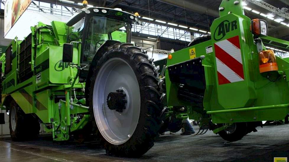 De nieuwe aardappelrooier Puma 4 was al op de Interpom te zien en nu in Parijs. Komend jaar verwacht AVR er twaalf te verkopen, waarvan zeer waarschijnlijk één in Noord-Nederland. Die zal ook te zien zijn op Potato Europe in Emmeloord. De diepteregeling g