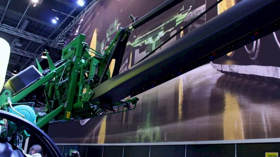 Nieuw voor de Europese markt is de carbon spuitboom van John Deere op de R4050; een gewichtsbesparing van 800 kg. In Amerika werd die twee jaar geleden al geïntroduceerd.