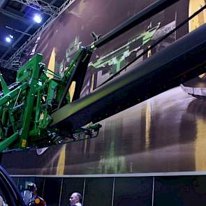 Nieuw voor de Europese markt is de carbon spuitboom van John Deere op de R4050; een gewichtsbesparing van 800 kg. In Amerika werd die twee jaar geleden al geïntroduceerd.