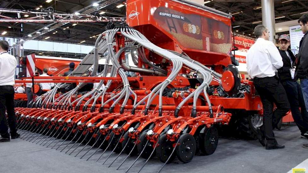 Kuhn introduceert een combinatie van een zaaimachine met een kunstmeststrooier: de Espro 6000 RC. De zaadbak bestaat uit twee compartimenten. Daardoor kunnen er verschillende soorten zaad of een combinatie van zaad en kunstmest gezaaid worden.