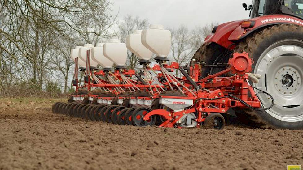 Vorig jaar werkte Weco De Hondsrug nog met twee 12-rijers. Het plan was om beide machines in te ruilen voor één 18-rijer, vertelt bedrijfsleider Bert Roosjen.