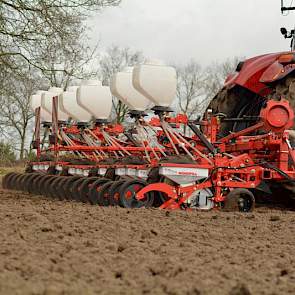 Vorig jaar werkte Weco De Hondsrug nog met twee 12-rijers. Het plan was om beide machines in te ruilen voor één 18-rijer, vertelt bedrijfsleider Bert Roosjen.