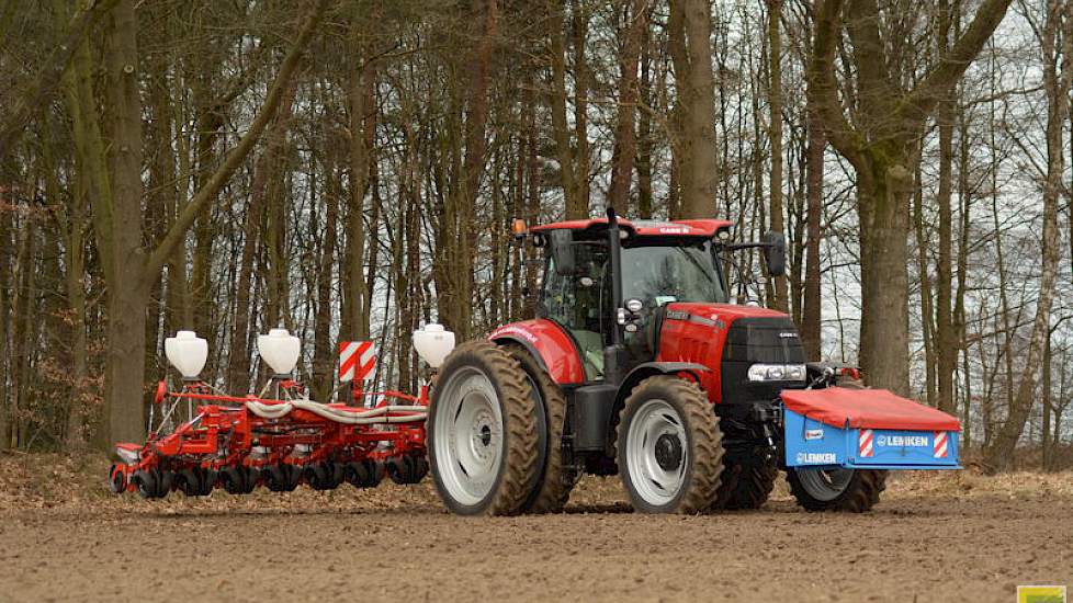 Bij de nieuwe zaaimachine is ook een nieuwe trekker aangeschaft: een Case 165.