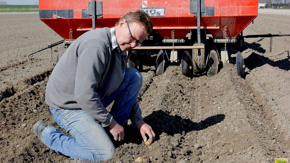 Als hij een paar ruggen heeft geplant, controleert Vijn de plantafstand. Het poten verloopt goed, zegt hij. ‘Het gaat prachtig. De grond ligt er mooi bij.’