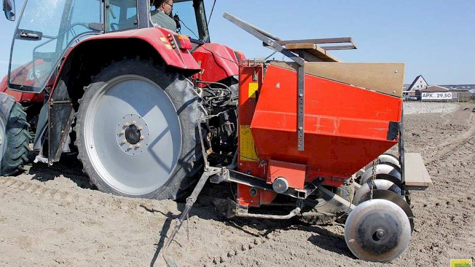 Vijn teelt naast Opperdoezer Ronde de rassen Bildtstar (2 ha) en Melody (1 ha). Daarnaast teeelt hij 10 ha sluitkool. De Opperdoezer Ronde is een vrij vaste aardappel, die alleen in het Noord-Hollandse Opperdoes verbouwd mag worden.