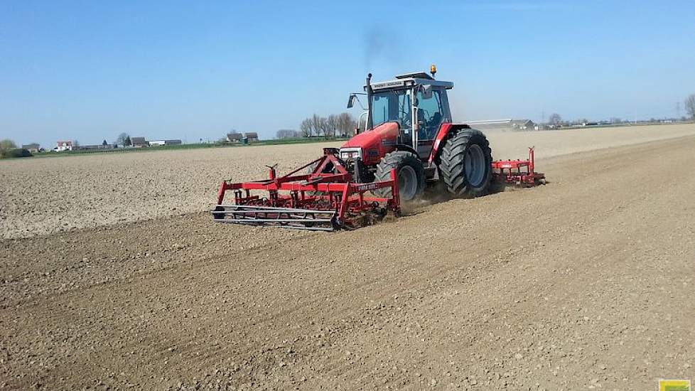 27 maart: Met een sneleg wordt het in december bewerkte land zaaiklaar gemaakt.