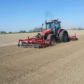 27 maart: Met een sneleg wordt het in december bewerkte land zaaiklaar gemaakt.