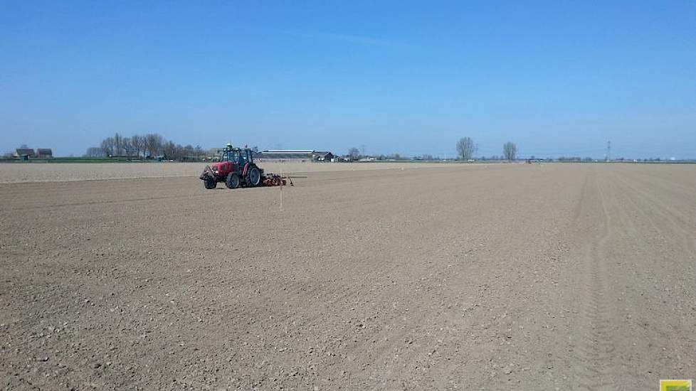 27 maart: Met een trekker met GPS worden alvast de spuitsporen gezaaid. Zodat morgen het IRS de proeven kan aansluiten bij de spuitsporen.