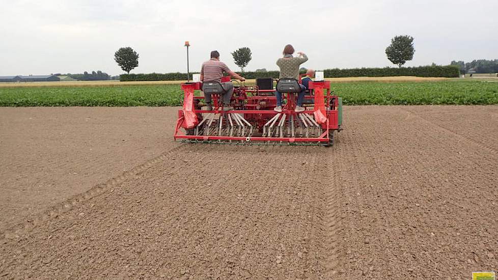 28 juni: Het demoveld is gezaaid met deze 3 meter brede Öyord proefveldzaaimachine (foto: WUR). In totaal zijn stroken van 3 meter breed en 12 meter lang aangelegd met 10 verschillende groenbemesters(mengsels).