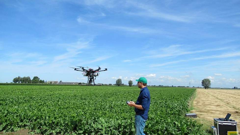 21 juli: Om te kijken of met een nog specialere camera er nog beter verschillen in de veldjes aangetoond kunnen worden werd ook gevlogen met een hexacopter. Tijdens de Praktijkdag laat AeroVision zien hoe en waarvoor drones ingezet kunnen worden voor prak