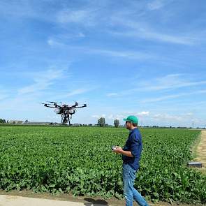 21 juli: Om te kijken of met een nog specialere camera er nog beter verschillen in de veldjes aangetoond kunnen worden werd ook gevlogen met een hexacopter. Tijdens de Praktijkdag laat AeroVision zien hoe en waarvoor drones ingezet kunnen worden voor prak