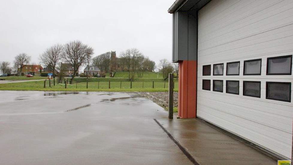 De boerderij en de nieuwe bewaarplaats liggen tegen het oude dorp Hegebeintum, dat sinds 1991 officieel een ‘beschermd dorspgezicht’ is. De kerk is gebouwd op de hoogste terp van Nederland: bijna negen meter boven NAP.