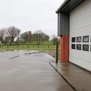 De boerderij en de nieuwe bewaarplaats liggen tegen het oude dorp Hegebeintum, dat sinds 1991 officieel een ‘beschermd dorspgezicht’ is. De kerk is gebouwd op de hoogste terp van Nederland: bijna negen meter boven NAP.