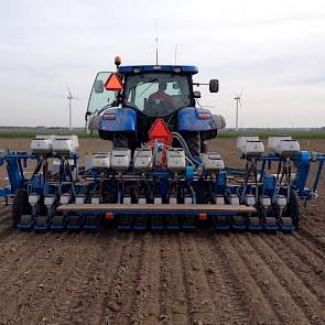 Na de zaai gaat de TopBodem-deelnemer compost toepassen. Zo kan hij het effect op de plantuitval vergelijken in stroken met en zonder compost. Binnen de stroken komen lichtere en zwaardere stukken voor.