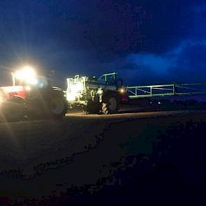 26 april: Het is een koud voorjaar met veel wind. 's Avonds laat valt de wind even weg, het moment om de uien te spuiten.