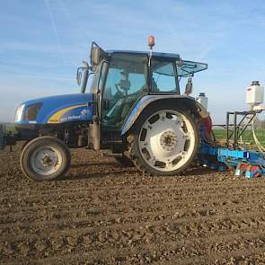 31 maart: Derk Gesink zaait zijn eerste uienperceel in. Hij zaait hier het ras Centro, 3,9 eenheden per hectare.