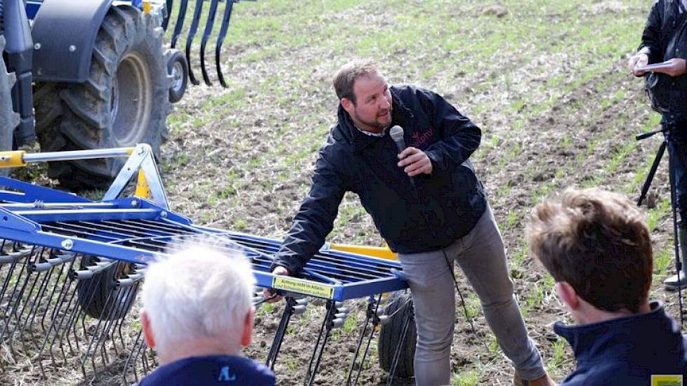 Christoffel den Herder van Delphy geeft uitleg over de machine