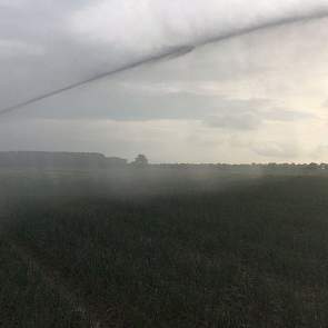 Wim de Witte voorziet inmiddels voor de derde keer zijn winterplantuien van water.