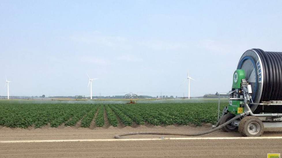 Ook in Flevoland is het droog, laat John Bos uit Dronten weten via twitter. ‘De beregeningshaspel kan er geen genoeg van krijgen dit voorjaar.’