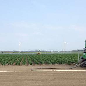 Ook in Flevoland is het droog, laat John Bos uit Dronten weten via twitter. ‘De beregeningshaspel kan er geen genoeg van krijgen dit voorjaar.’