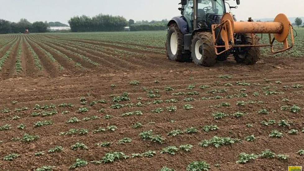 Rond Beuningen is een bui gevallen: Stijn Derks heeft 11 mm afgetapt. Een druppel op de gloeiende plaat, lijkt het. ‘De haspels draaien nog overuren.’