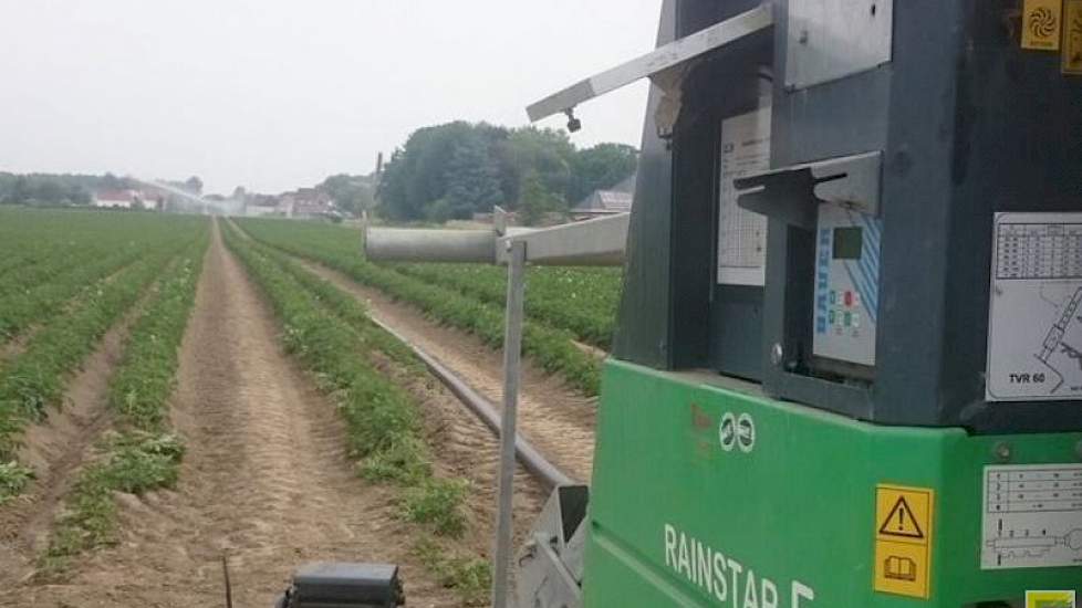 De Zeeuwse Frank Peter Kuijpers beregent zijn aardappelen waar zoet water voor handen is.