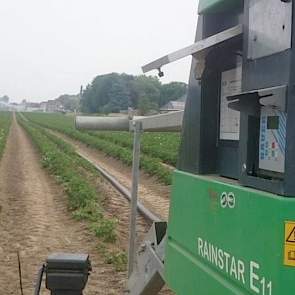 De Zeeuwse Frank Peter Kuijpers beregent zijn aardappelen waar zoet water voor handen is.