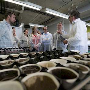 Voor met name sporenelementen maakt Eurofins een extract uit de grond. Eerst wordt het monster met een kaliumchloride-oplossing geschud en daarna maken laboranten een extract door een filter. Na dit 'koffie zetten' kan het extract geanalyseerd worden in s