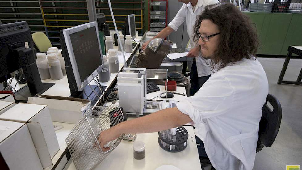 Een ander deel van de eerste bepaling van de samenstelling van het grondmonster gebeurt door medewerkers aan de labtafels.