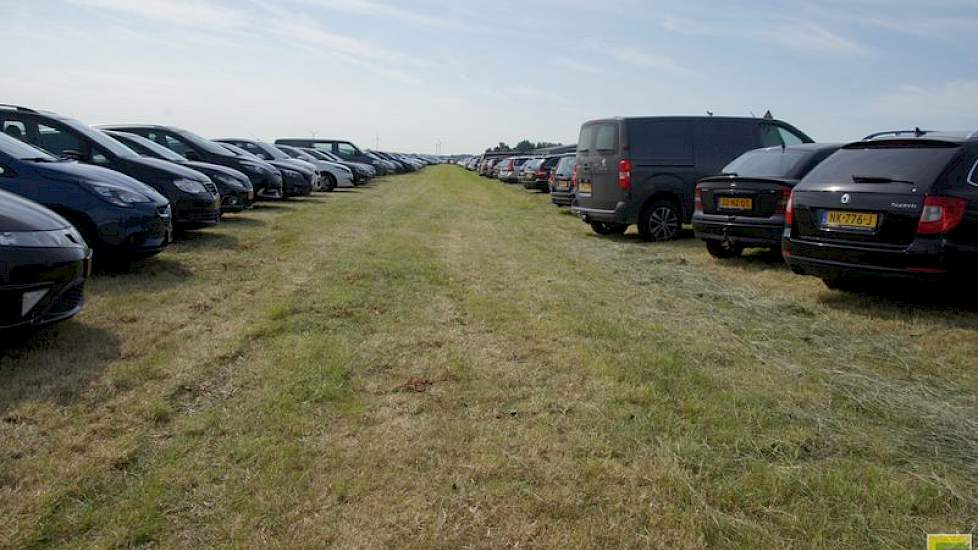 Veel auto's kwamen naar het congres. Aan de deelnemende boeren de schone taak het milieu steeds verder te ontlasten in teelt en in de rest van de keten.