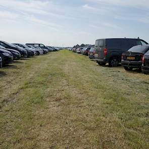 Veel auto's kwamen naar het congres. Aan de deelnemende boeren de schone taak het milieu steeds verder te ontlasten in teelt en in de rest van de keten.