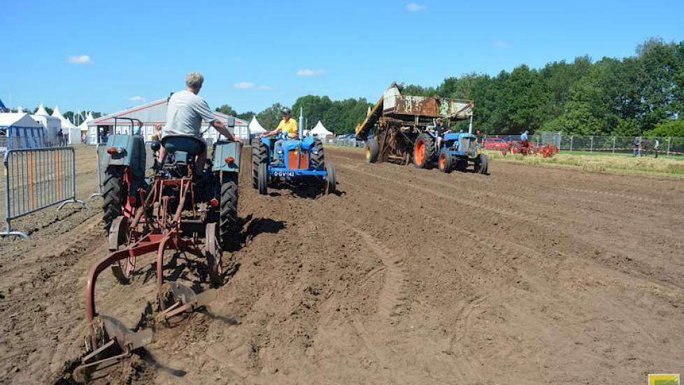 Hobbyisten lieten zien hoe vroeger met deze machines werd gewerkt. Er werd geploegd, gezaaid, gerooid, bemest.