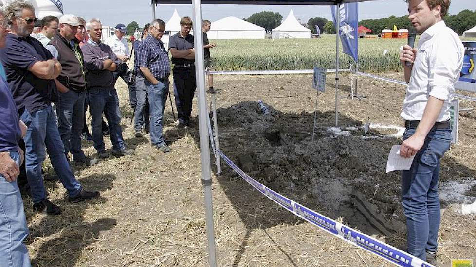 Zware machines en te hoge bandendruk zijn slecht voor de structuur. Bij de open dag op Ebelsheerd demonstreerde Michelin het verschil tussen banden met lage druk en hoge druk op insporing en verdichting. Lage druk voorkomt verdichting. Bij lage druk verde