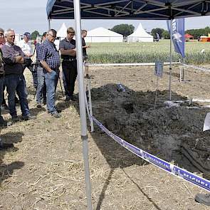 Zware machines en te hoge bandendruk zijn slecht voor de structuur. Bij de open dag op Ebelsheerd demonstreerde Michelin het verschil tussen banden met lage druk en hoge druk op insporing en verdichting. Lage druk voorkomt verdichting. Bij lage druk verde