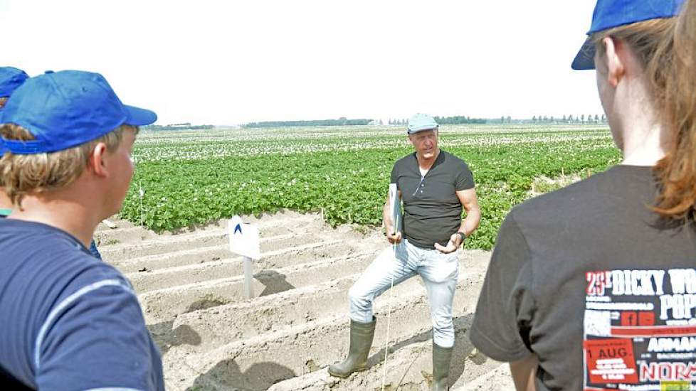 „Om goed te kunnen selecteren, moet je gezonde planten voor ogen hebben”, vertelt keurmeester Kloosterboer. „Pas dan kun je zien wat er afwijkt.”