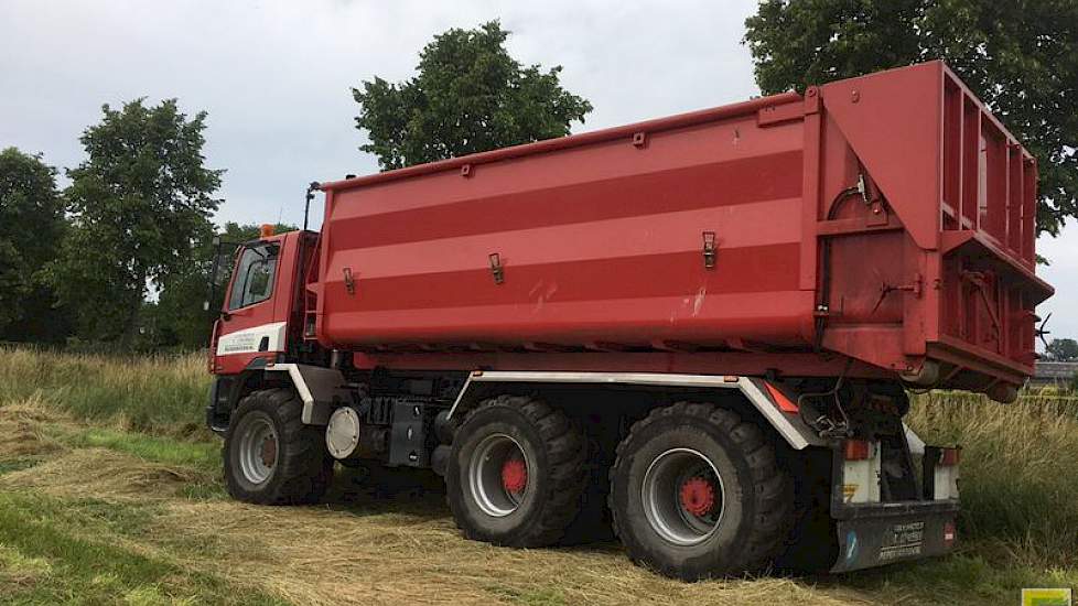 Cobussen voert de oogst zelf af met een vrachtwagen naar DSV in Venzelderheide.