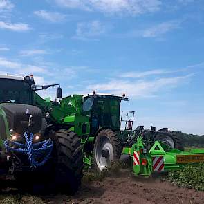 Het loonbedrijf beschikt over vier aardappelrooiers. Zelf teelt Kuunders circa 100 hectare aardappelen.