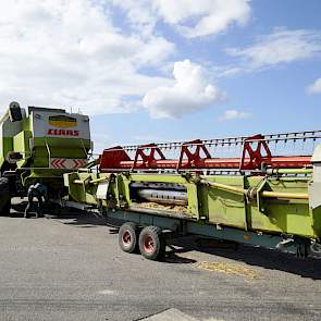 De  bek kan achter de combine. „Het is een kwartier rijden naar de volgende klant”, zegt Boone.