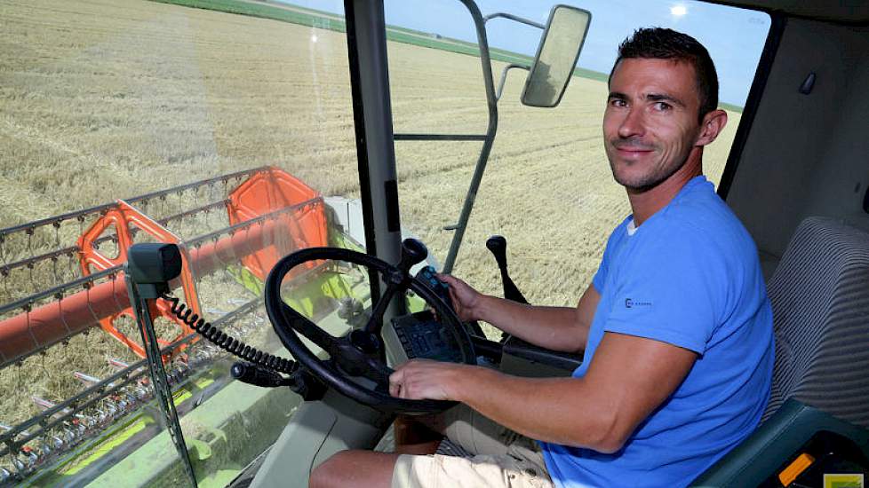 Boone dorst graszaad, gerst en tarwe met de combine, soms ook haver. Dit jaar liggen de opbrengsten tussen de 8 en 10 ton. Het perceel van Roggeband hoort bij de hoog opbrengende gewassen.