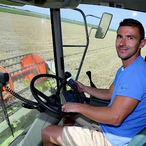 Boone dorst graszaad, gerst en tarwe met de combine, soms ook haver. Dit jaar liggen de opbrengsten tussen de 8 en 10 ton. Het perceel van Roggeband hoort bij de hoog opbrengende gewassen.