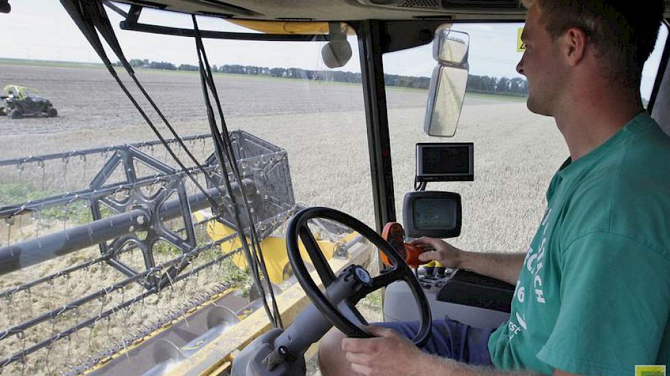 Op de bok zit zoon André Visser. Het loonbedrijf heeft twee combines. Naast deze CX 820 is er ook nog een CX 860, een nieuwer model. „Die kan ook opbrengstkaarten maken. Later maken we taakkaarten voor volgende gewassen waardoor de teler dan kan werken me